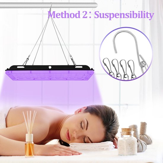 Vrouw op een handdoek onder een paarse lamp die aan het plafond hangt met ophanghaken.