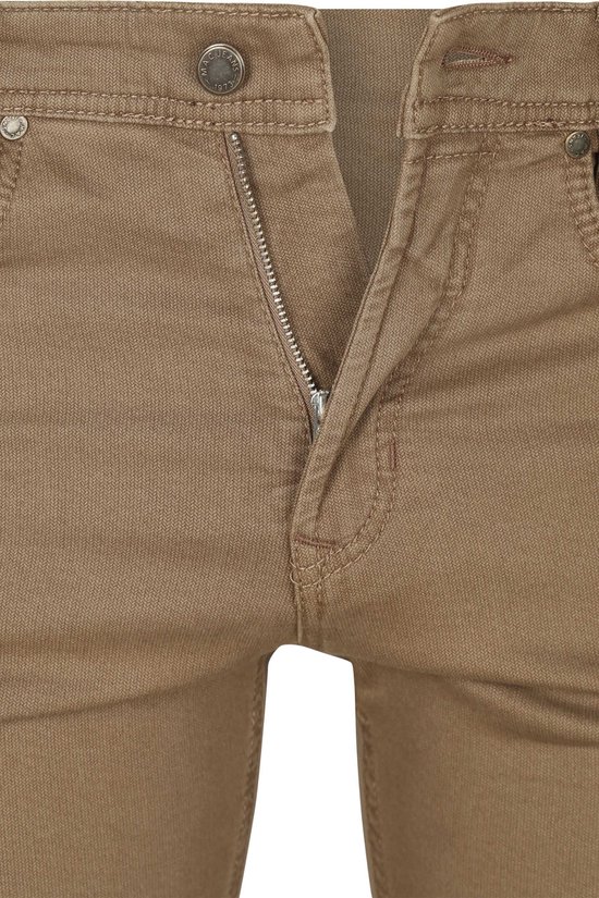 Sluiting van een bruine jeans met rits en knoop.