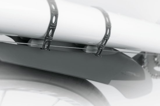 Zwart spatbord met bevestigingsbanden om een fietsframe, close-up.