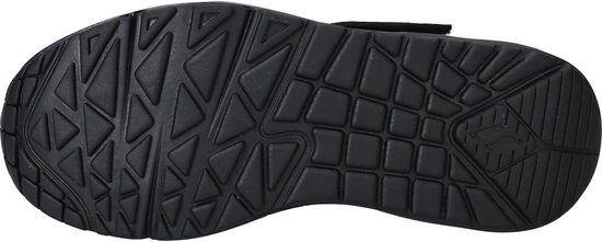 Buitenkant van de zool van een zwarte Skechers sneaker met een gedetailleerd profiel.
