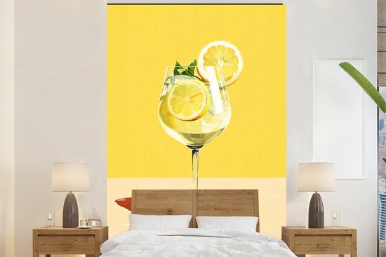 Behang - Fotobehang Wijnglas - Citroen - Geel - Minimalistisch - Breedte 155 cm x hoogte 240 cm