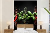Behang - Fotobehang Chilipepers - Basilicum - Blaadjes - Rood - Breedte 200 cm x hoogte 300 cm