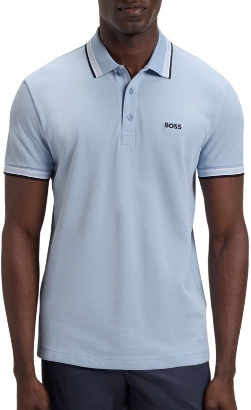 Polo bleu clair BOSS avec rayures contrastantes sur le col et les manches. Logo BOSS sur la poitrine.