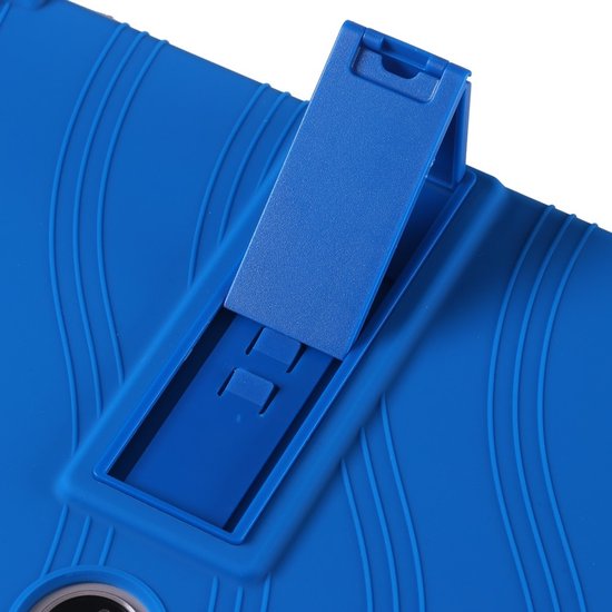 Detail van de blauwe uitklapbare standaard op een tablet hoesje.