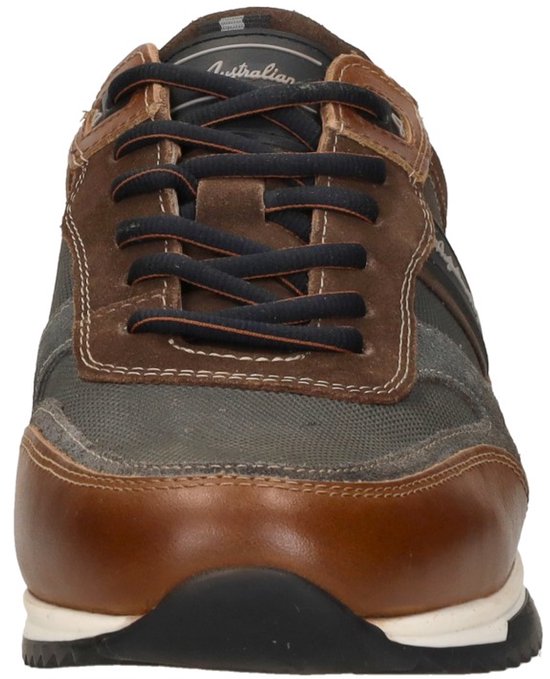 Vooraanzicht van bruine herensneaker met leren neus en veters.