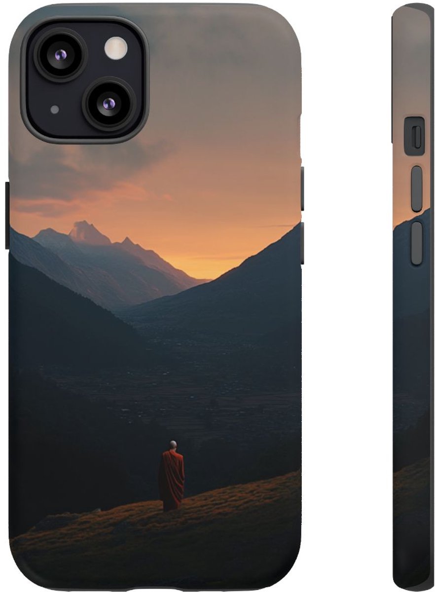Monnik in Bergdal bij Zonsopkomst – Telefoonhoesje Geschikt voor iPhone 13