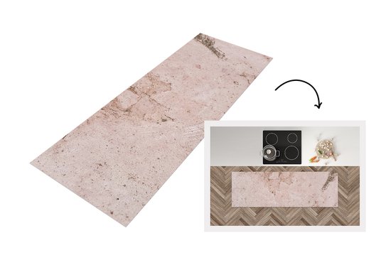 Le tapis de cuisine imprimé marbre rose clair montre ses dimensions et un exemple de placement sur un plancher en bois.