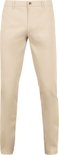 Voorkant van een mannen chino in lichtbeige, met knoop- en ritssluiting.