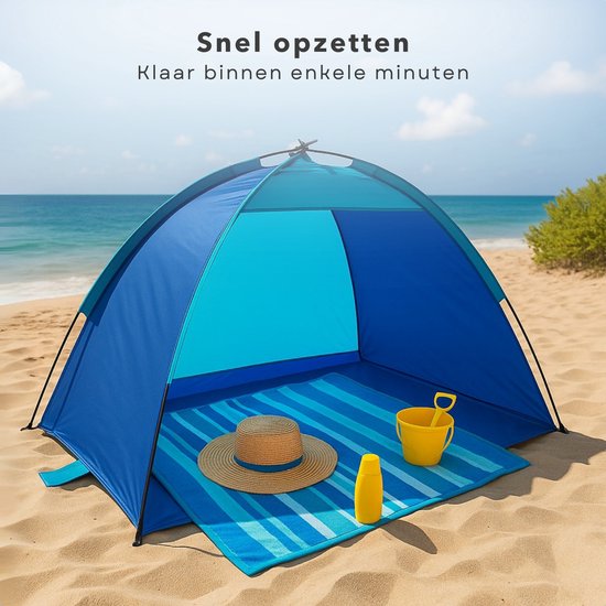 Een blauwe strandtent met turquoise accenten op het zand, met een gestreepte mat, strooien hoed en gele emmer binnenin.