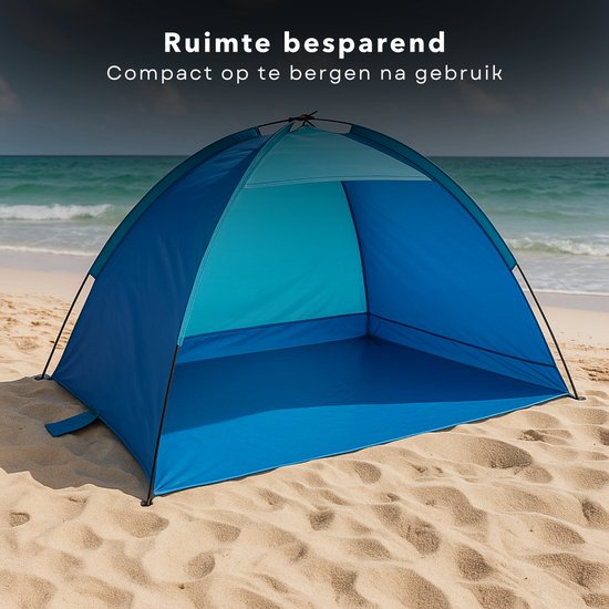 Een blauwe strandtent op het zand met de zee op de achtergrond.