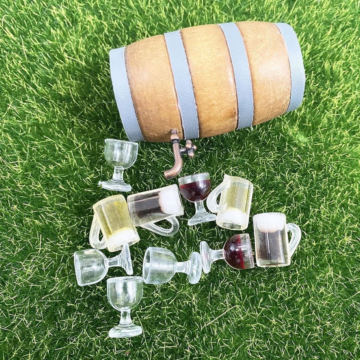 Allecto Plus - Miniatuur Wijnset met 8 Onderdelen voor Huisdecoratie inclusief Bierfust en Wijnglazen - Ideaal voor Sprookjestuin of Bar - 75 karakters