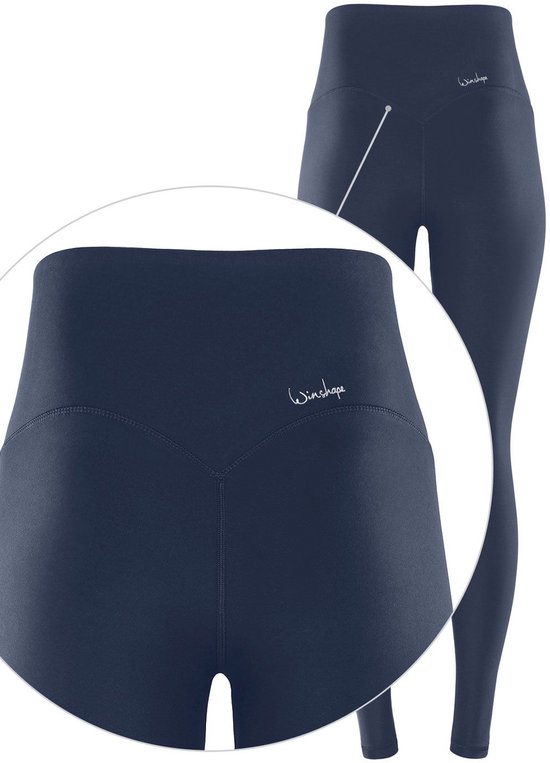 Close-up van de tailleband van een donkerblauwe legging met logo.