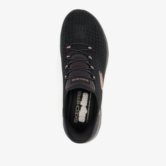 Bovenkant van een zwarte Skechers instapper met koperkleurige logo's en veters.
