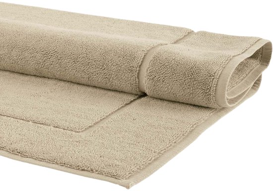 Rol beige badmat met een ingebouwd kaderpatroon, op een witte achtergrond.