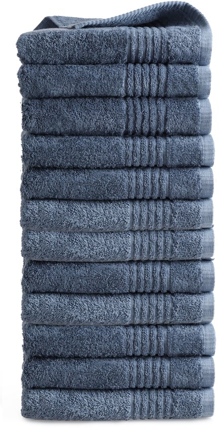 Pile de serviettes bleues avec une bordure côtelée décorative, sur fond blanc.