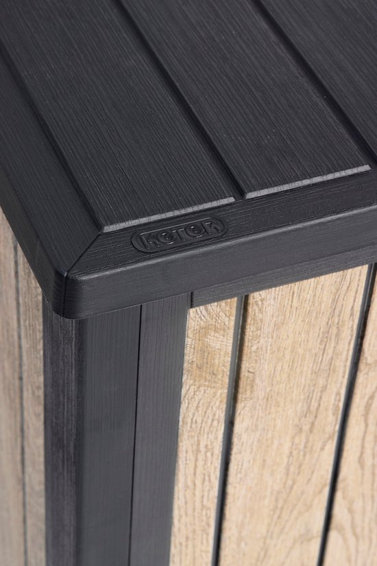 Hoekdetail van de Keter opbergbox met houten print en zwart deksel.