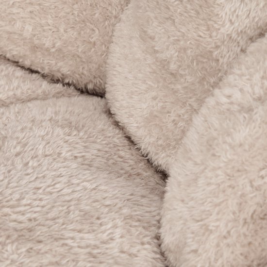 Close-up van zacht, beige pluche stof met plooien.