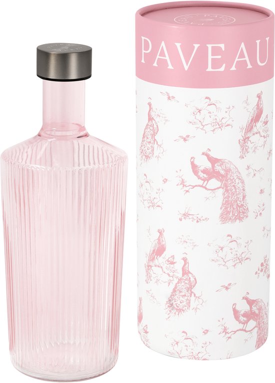 Roze gegolfde glazen fles met zilveren dop naast een roze doos met pauwenafbeeldingen.