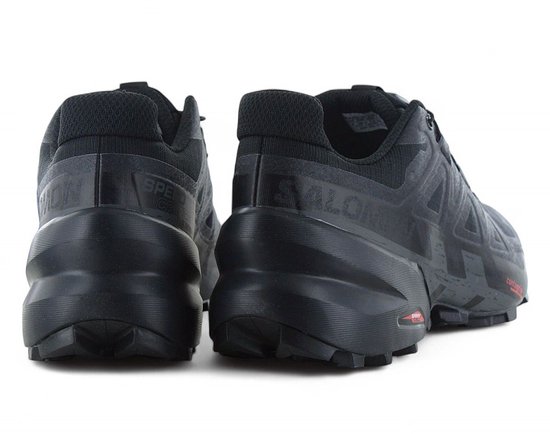 Achterkant van twee zwarte trailschoenen met op de hiel 'Salomon' en 'Speedcross' logo's.