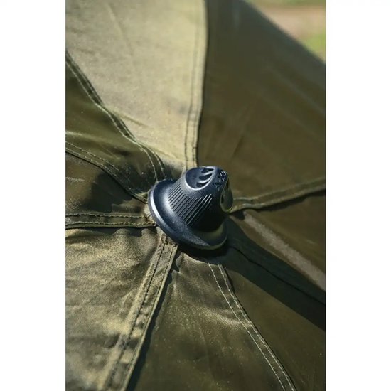 Close-up van de top van een olijfgroene visbrolly met een zwarte ventilatiekap.