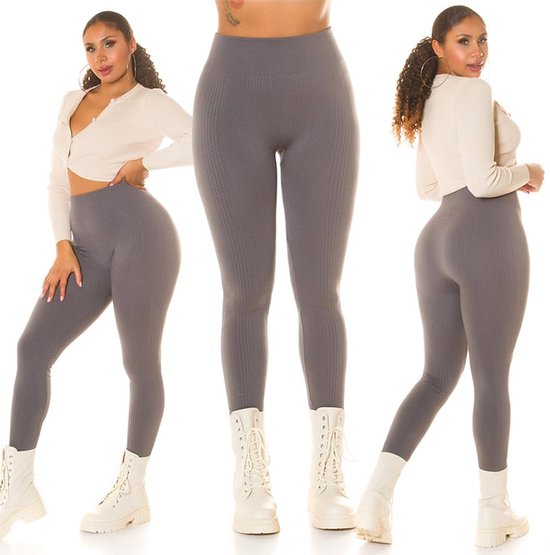 Drie modellen in grijze naadloze leggings met ribbelpatroon en witte laarsjes.