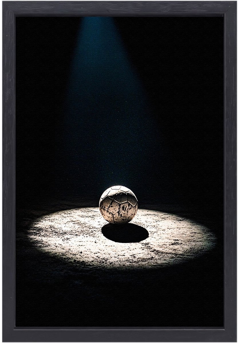 Voetbal onder spotlight in zwart-wit - Voetbal canvas kunst - Muurkunst bal - Minimalisme - Design canvas met baklijst - Moderne schilderijen - canvas met baklijst 50x70 cm