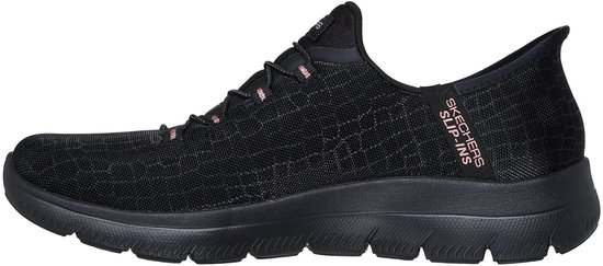 Zwarte Skechers instapper met roze accenten en 'SKECHERS SLIP-INS' tekst op de hiel.
