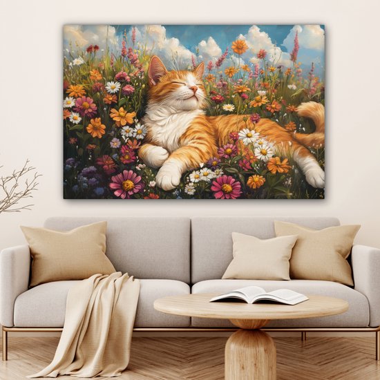Een oranje kat met witte borst en poten, ontspannen liggend in een weelderig bloemenveld.