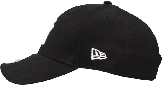 Casquette New Era noire avec logo New York Yankees blanc sur le devant et logo New Era sur le côté.