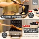 Deeg wordt in een grijze wafelijzer gegoten. Onder wordt een goudbruine wafel uit de ijzer gehaald.