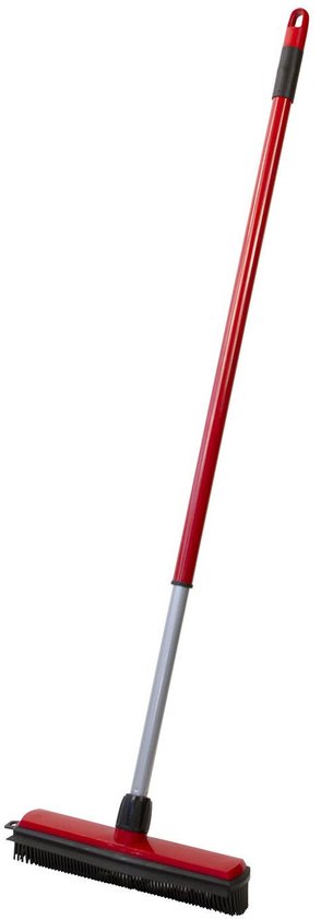 Rode bezem met zwarte borstels en een telescoopsteel.