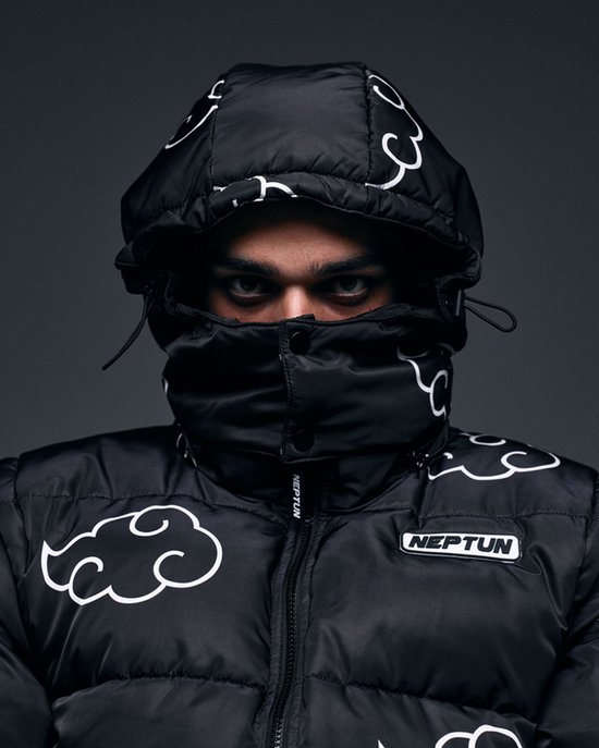 Close-up van model in zwarte puffer jas met opgestoken capuchon en kraag, witte wolkenprint.