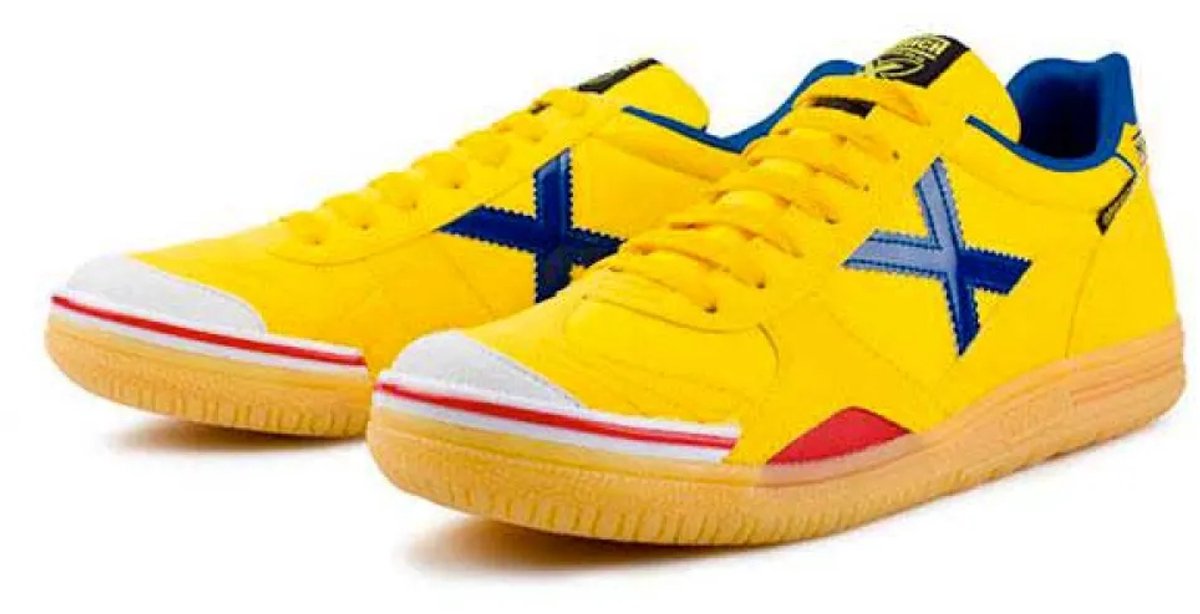 MUNICH Gresca zaalvoetbalschoenen in geel met blauwe accenten, EU 43, ideaal voor professionele prestaties op het veld.
