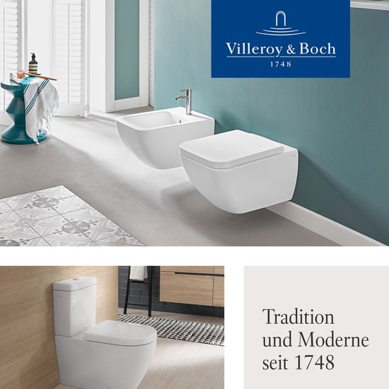 Moderne, hangende toiletpotten en bidet in witte glans met blauwe muur.