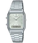 Montre Casio argentée avec cadran carré et affichage numérique.