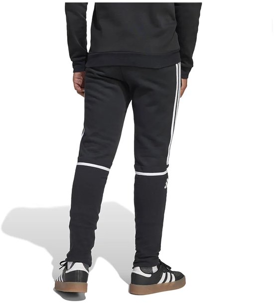 Zwarte joggingbroek met witte Adidas-strepen op de zijkant en een Adidas-logo.