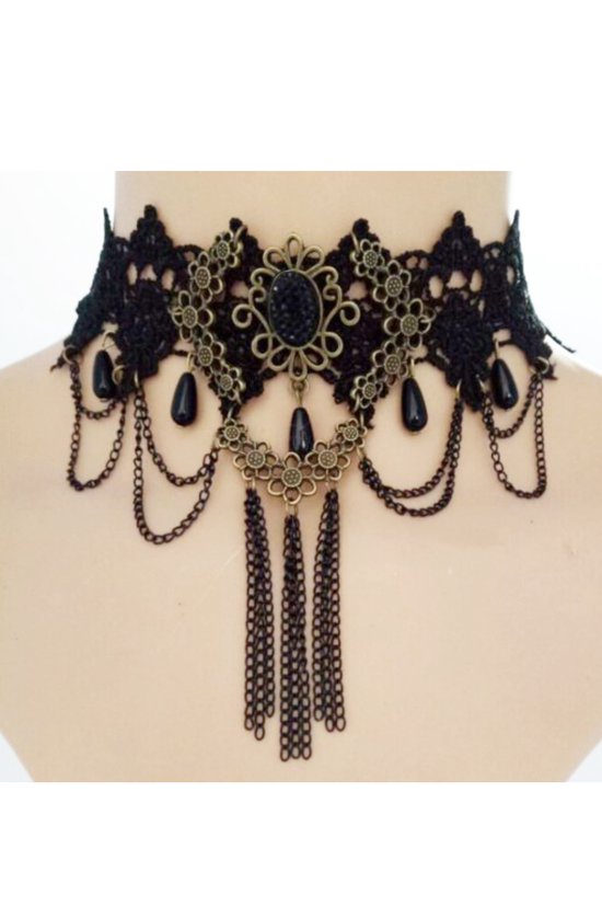 Zwarte kanten choker met koperkleurige details, kraaltjes en hangende kettingen.