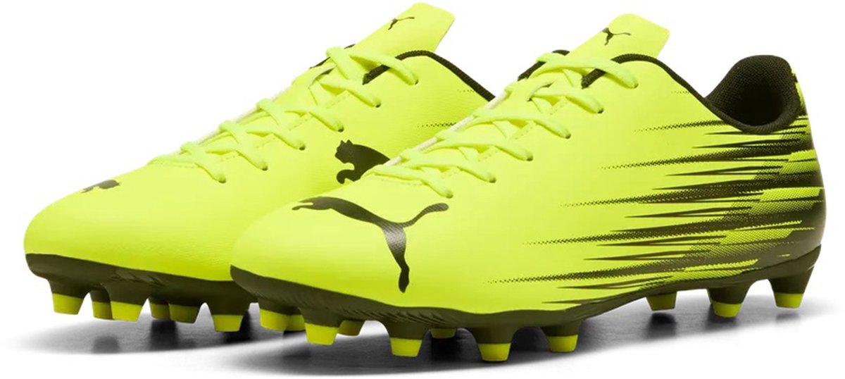 Puma ATTACANTO II FG/AG voetbalschoenen in felgeel met dynamische grafische print en zwarte details, geschikt voor buiten.