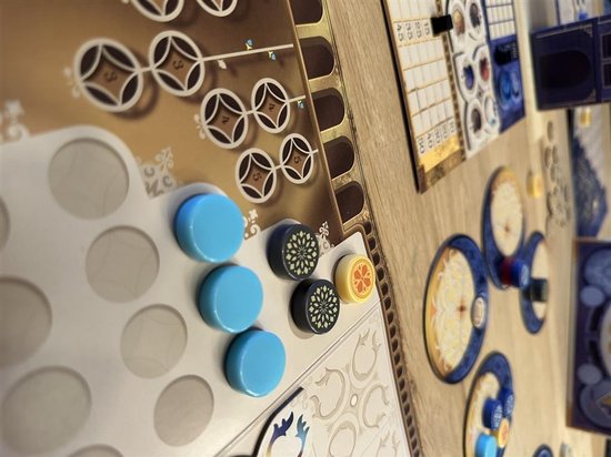 Next Move Games, Unbox Now, Azul, basisspel, familiespel, spel van het jaar 2018, 2-4 spelers, vanaf 8 jaar, 30-45 minuten, Duits : Kiesling, Michael