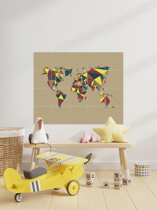 Carte du monde abstraite aux formes géométriques colorées, accrochée dans une chambre d'enfant au-dessus d'un banc en bois avec des jouets.
