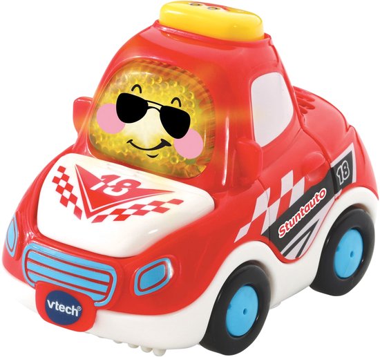 Rode speelgoedauto met witte en zwarte race-accenten, nummer 18 en zonnebril. Het "Stuntauto" logo is zichtbaar.