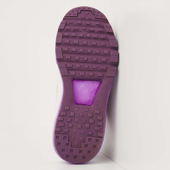 Paarse sneakerzool met vierkant profiel en een paars, glimmend logo in het midden.