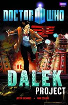 Boekomslag van Doctor Who: The Dalek Project met de elfde Doctor die wegrent van Daleks.