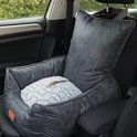 Grijze hondenmand met witte binnenkussen op een zwarte autostoel.