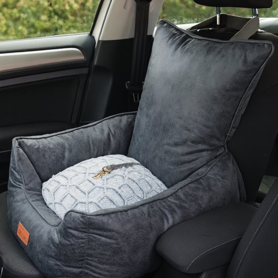 Grijze hondenmand met witte binnenkussen op een zwarte autostoel.