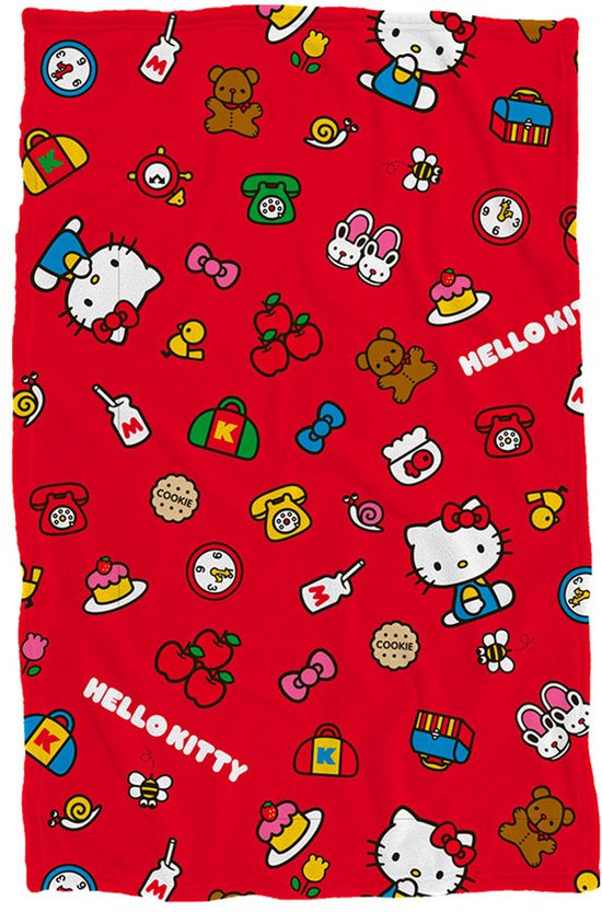 Rode fleecedeken met een patroon van Hello Kitty, teddyberen, appels, koekjes, telefoons en andere schattige figuren. 'HELLO KITTY' tekst is zichtbaar.