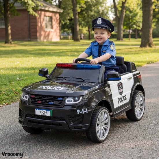 Blauwe Vrooomy politie speelgoedauto met sirene, bestuurd door een jong kind in politie-outfit, rijdend op een pad in het park.