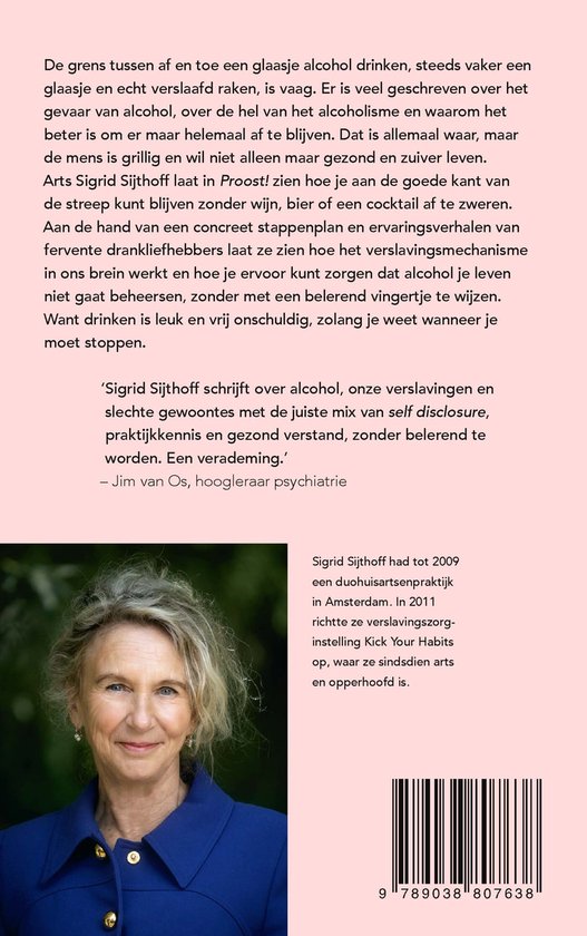 Een vrouw met blond haar en blauwe ogen kijkt naar de camera. Ze draagt een blauw shirt.