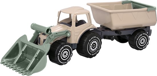 Zandkleurige speelgoedtractor met grijze laadbak en grijze aanhanger. Zwarte wielen met 'Plasto' tekst.
