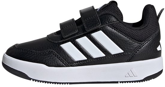 Zwarte kindersneaker met klittenbandsluiting en witte Adidas-strepen.